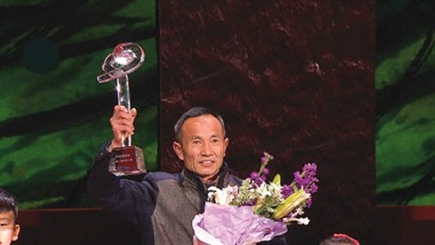 2014年度感动中国十大人物事迹及颁奖词（肖卿福）